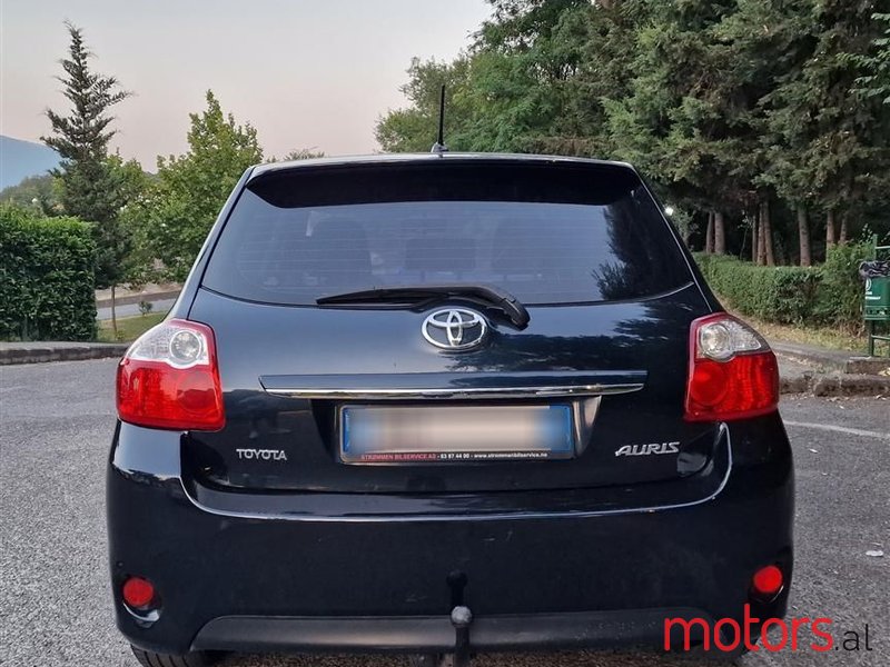 2012' Toyota Auris photo #4