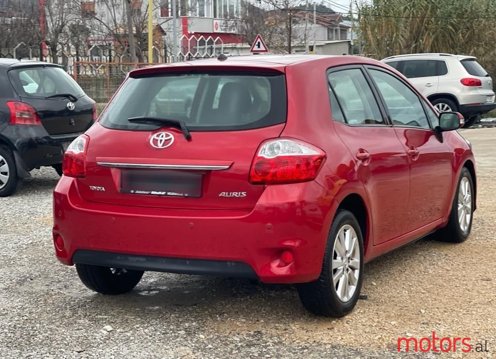 2011' Toyota Auris photo #2