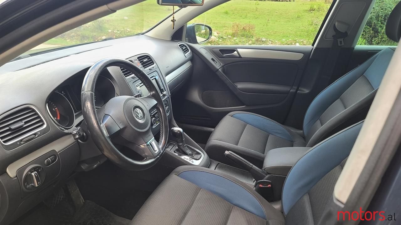 2011' Volkswagen Golf photo #3