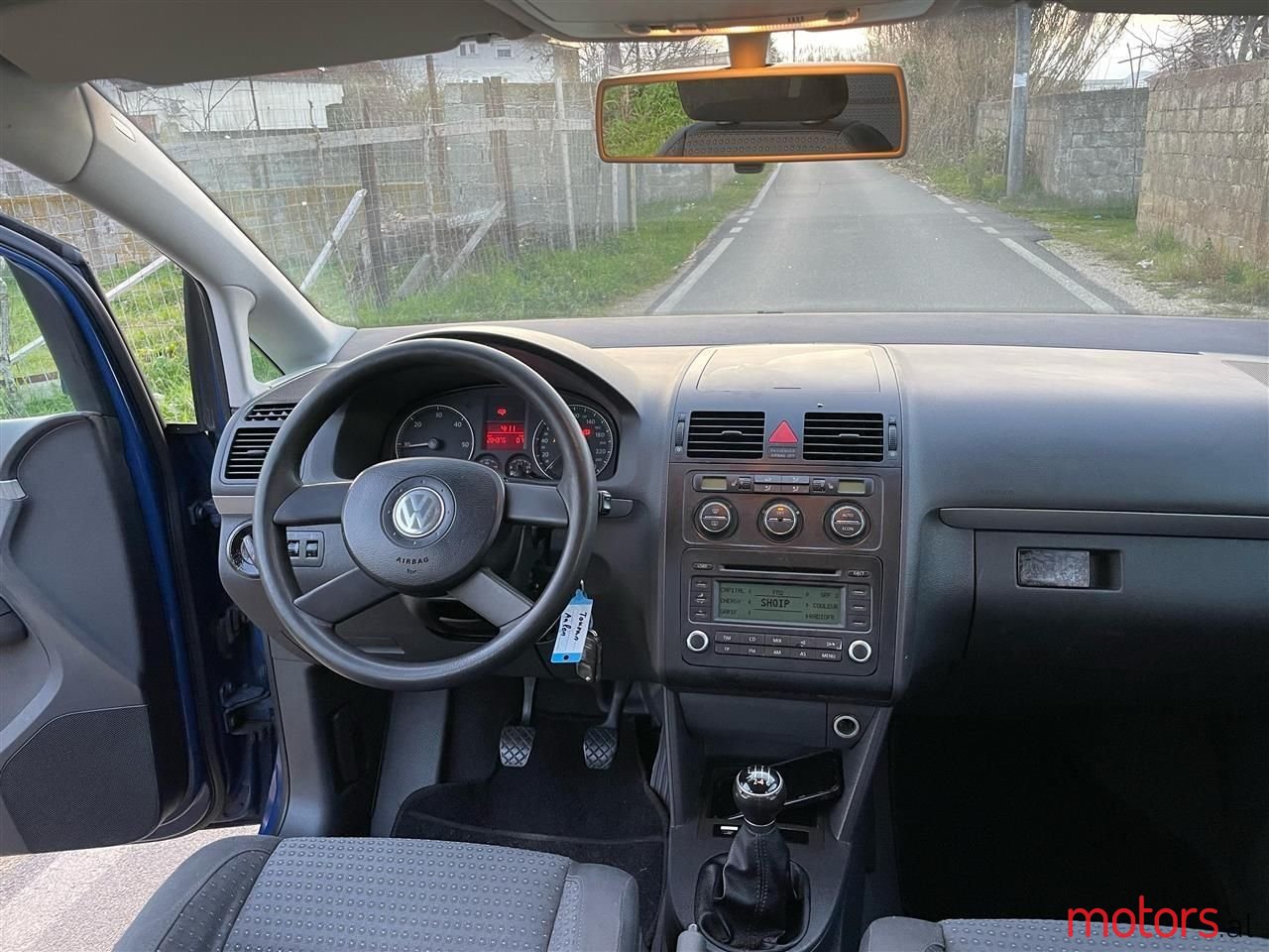 2004' Volkswagen Touran photo #3