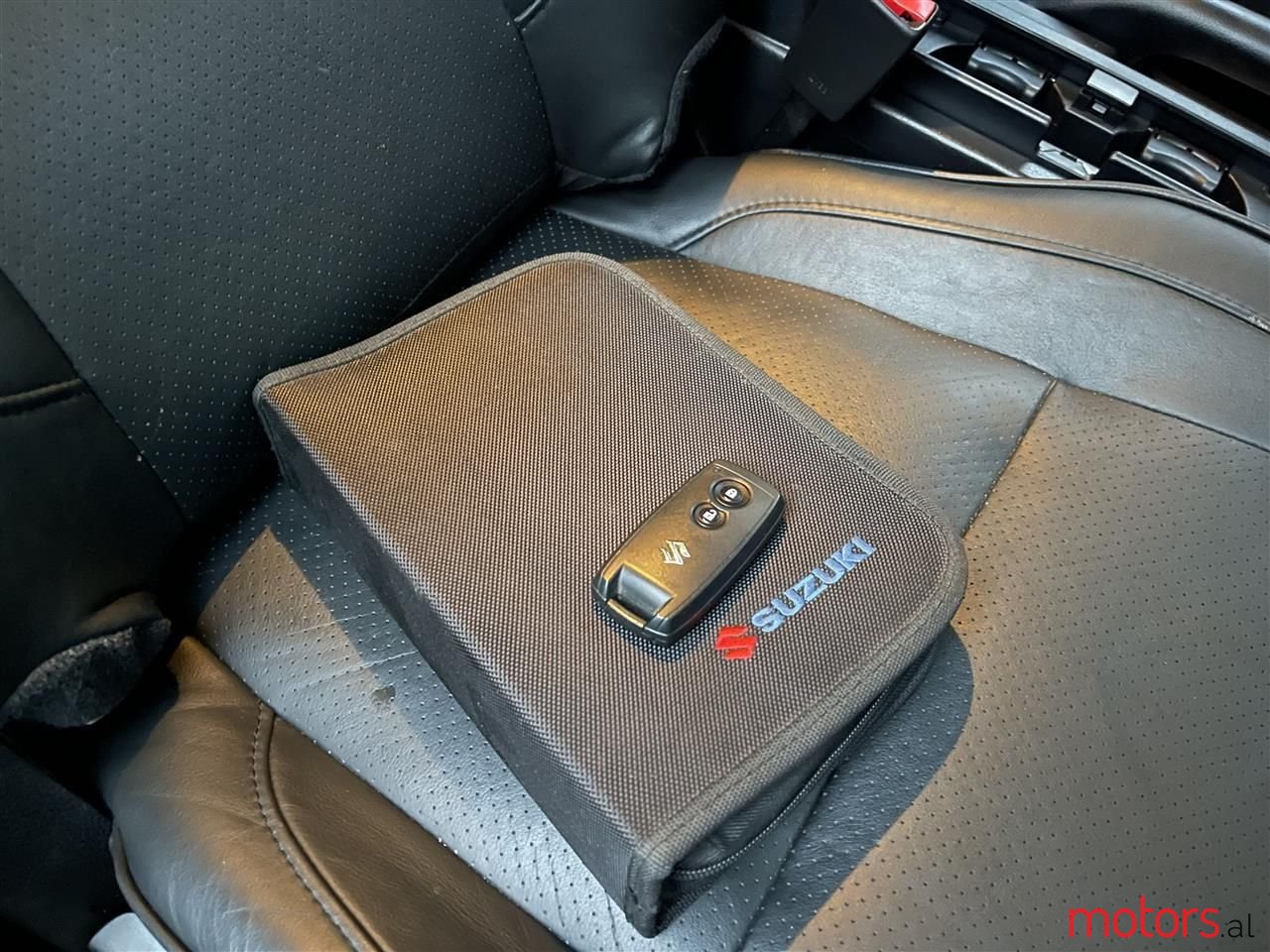 2011' Suzuki Grand Vitara photo #3