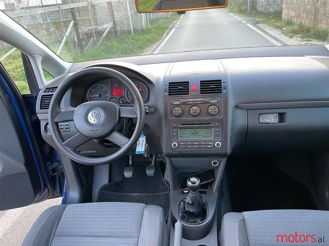 2004' Volkswagen Touran photo #2