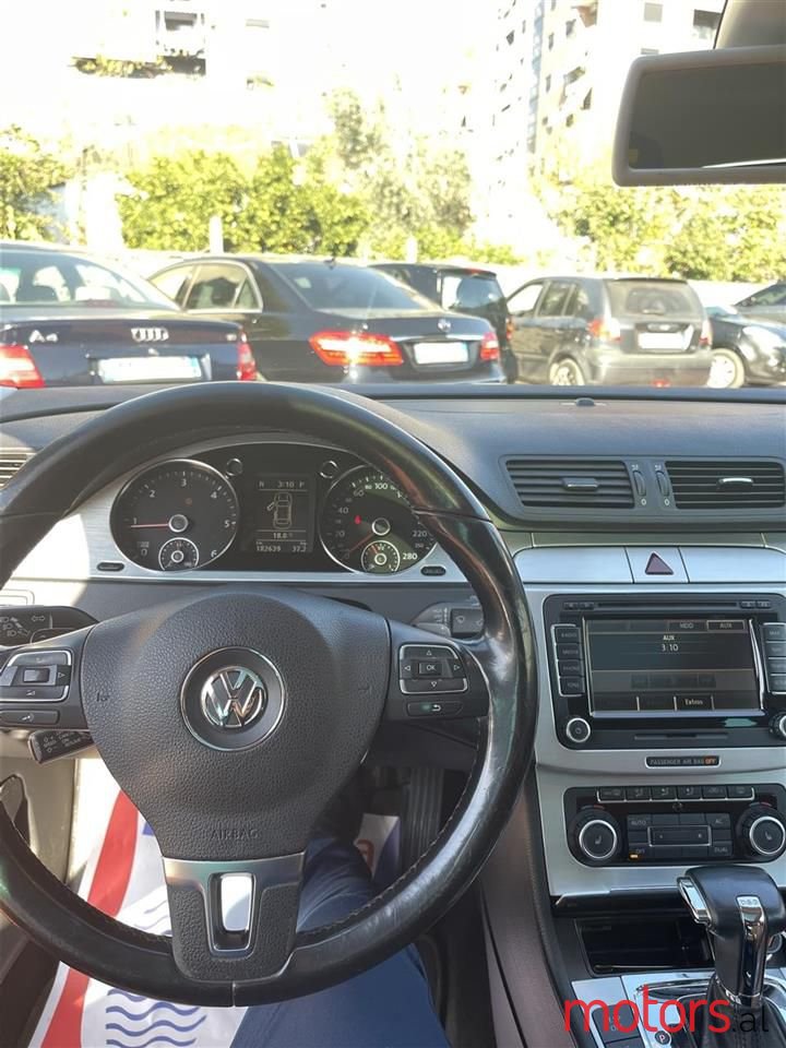 2010' Volkswagen Passat photo #4