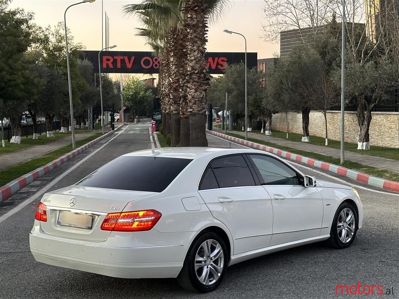 2012' Mercedes-Benz E 220 photo #5