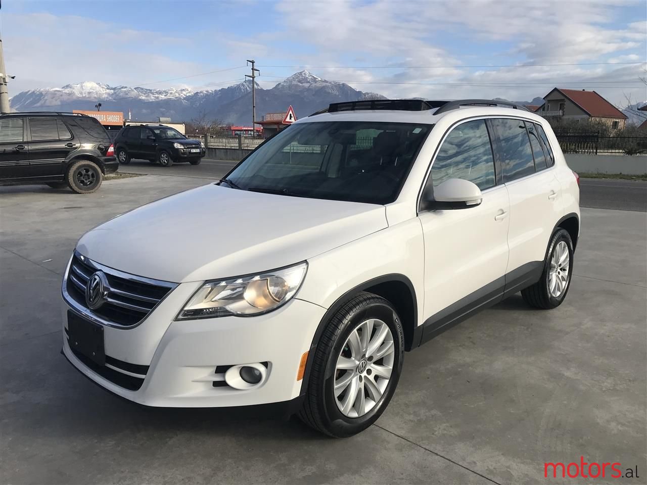 2010' Volkswagen Tiguan photo #4