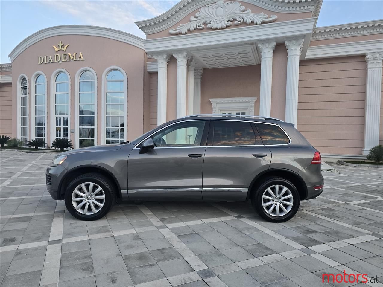 2013' Volkswagen Touareg photo #2