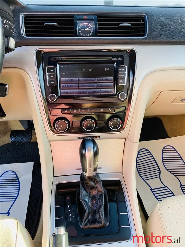 2013' Volkswagen Passat photo #5