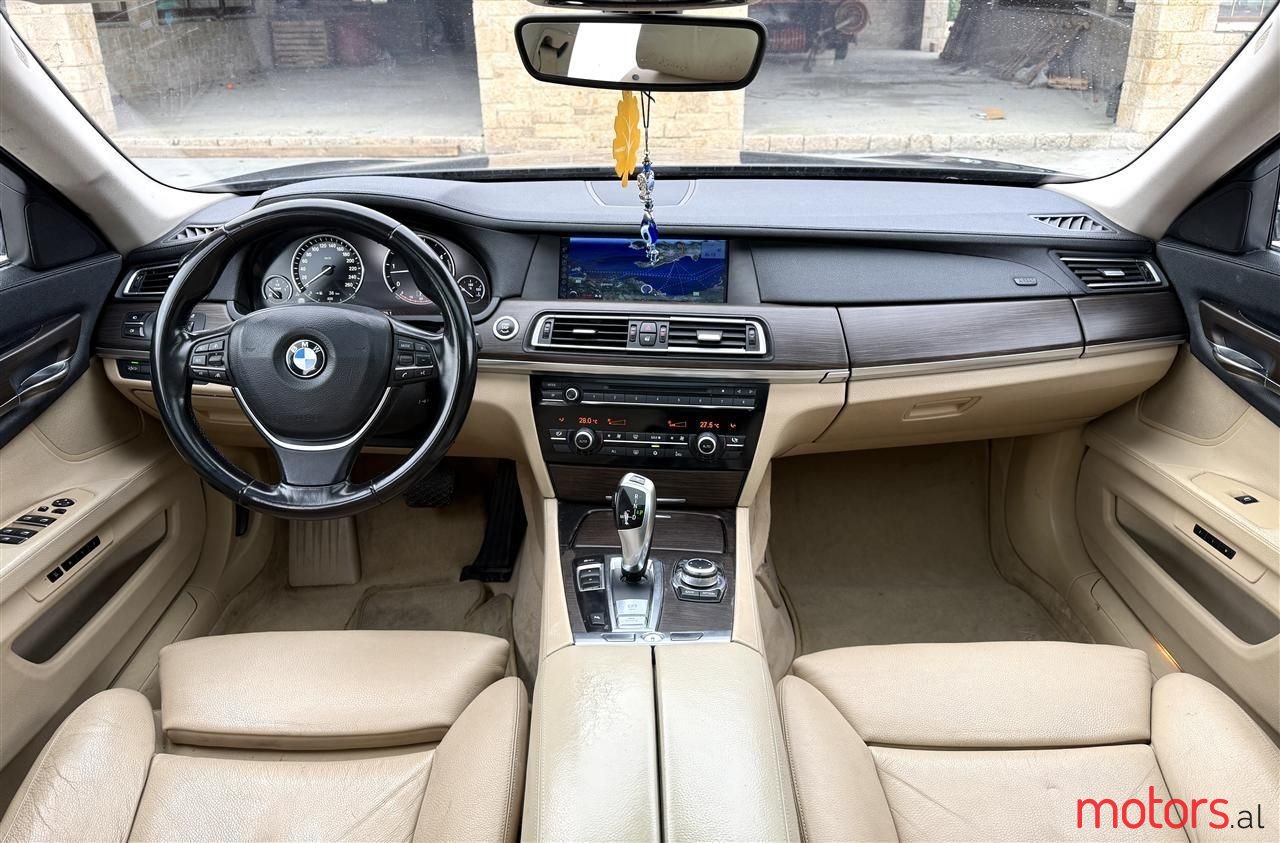 2012' BMW 730 photo #2