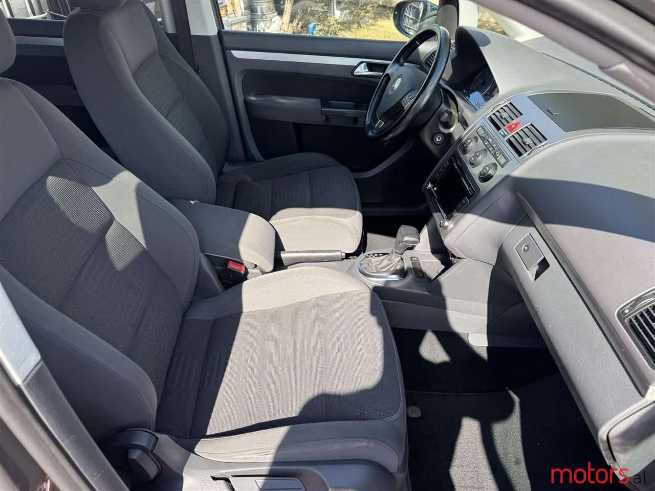 2010' Volkswagen Touran photo #4