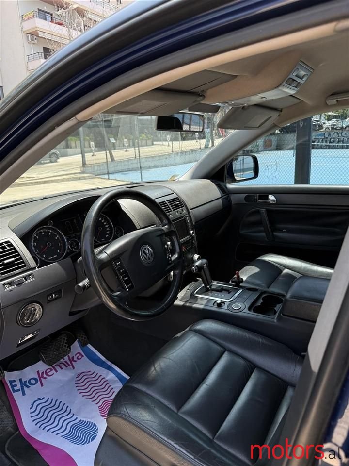 2005' Volkswagen Touareg photo #2