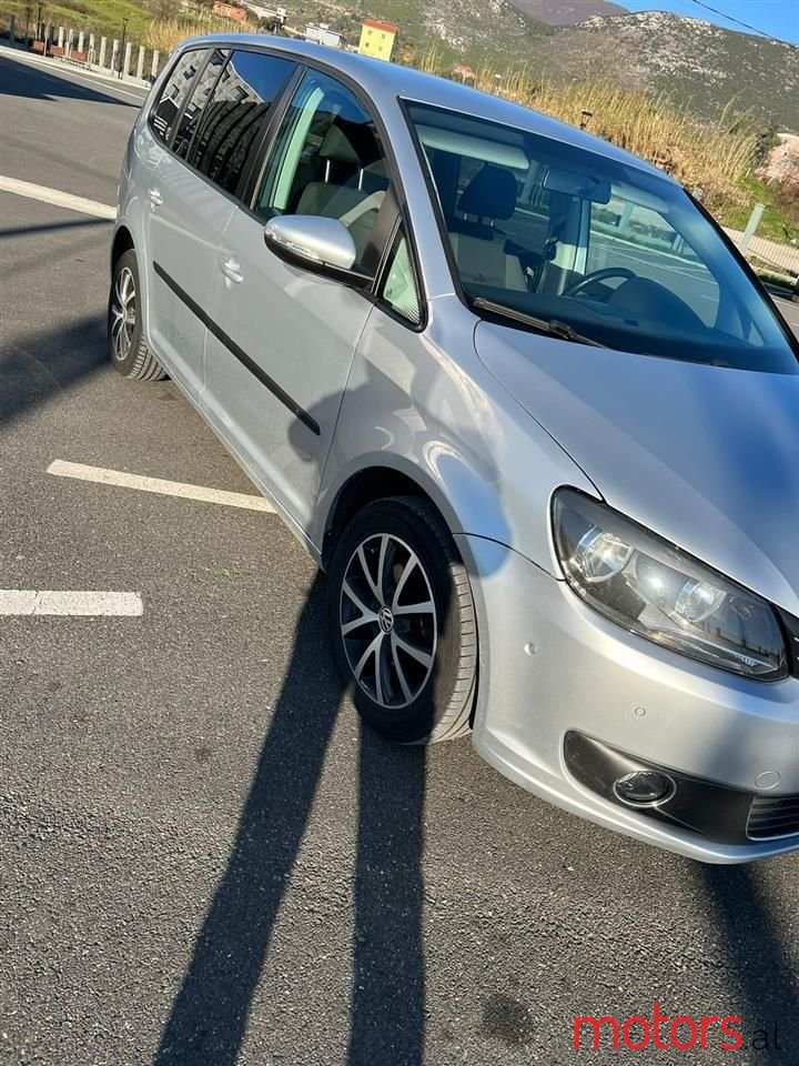 2012' Volkswagen Touran photo #2