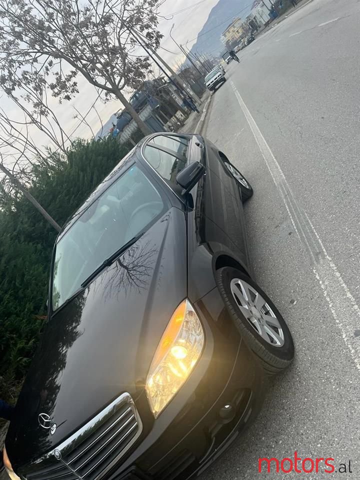 2008' Mercedes-Benz 220 photo #2