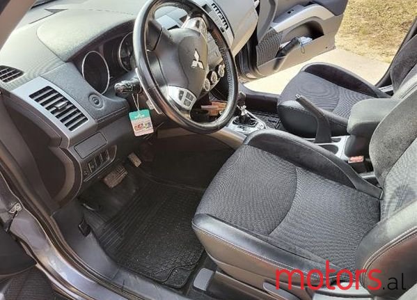 2012' Mitsubishi Outlander photo #6