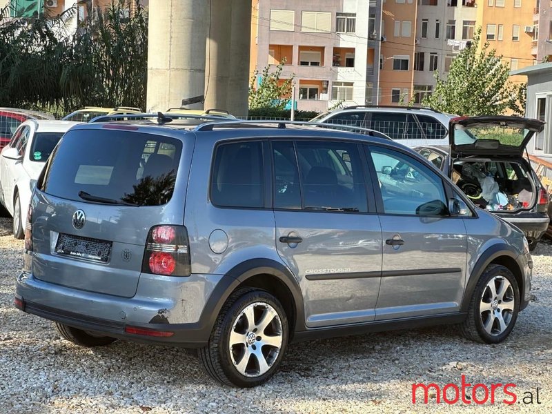 2009' Volkswagen Touran photo #2