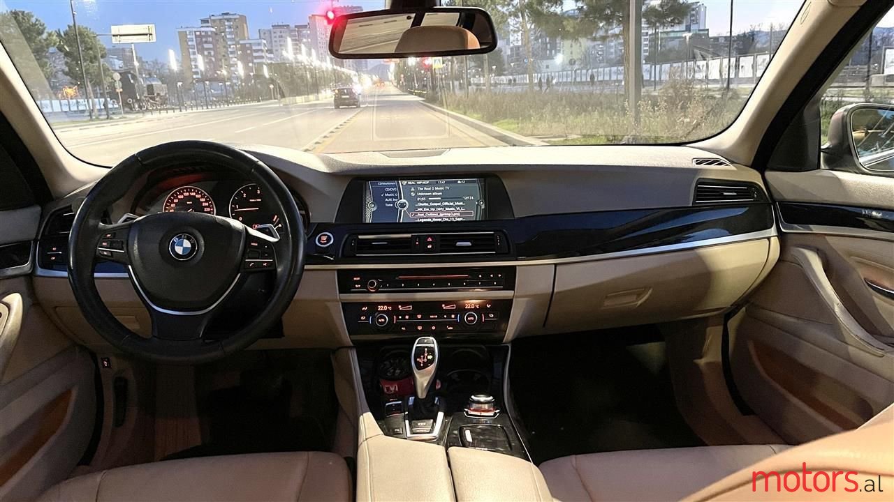 2012' BMW 520 photo #2