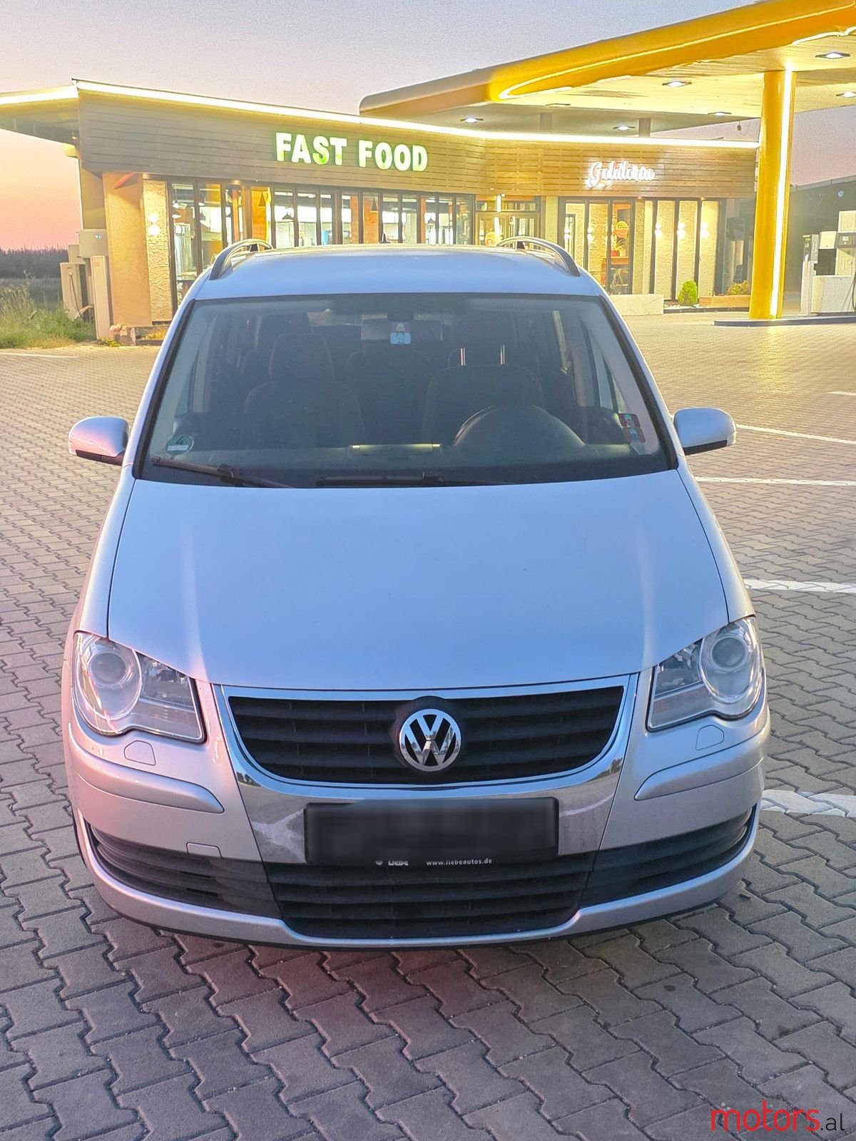 2009' Volkswagen Touran photo #2