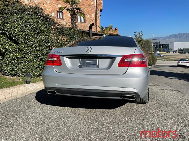 2011' Mercedes-Benz E 350 photo #2