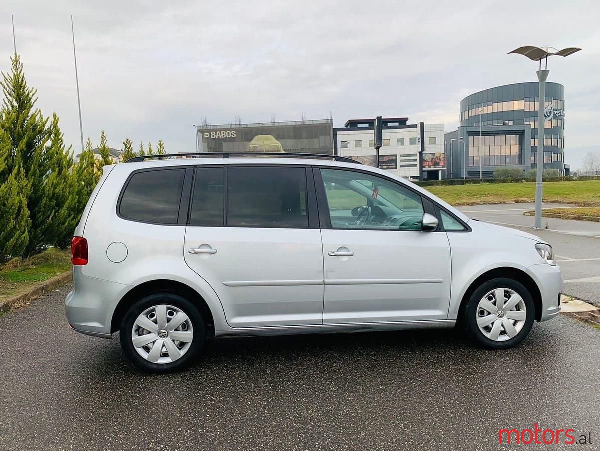 2011' Volkswagen Touran photo #3