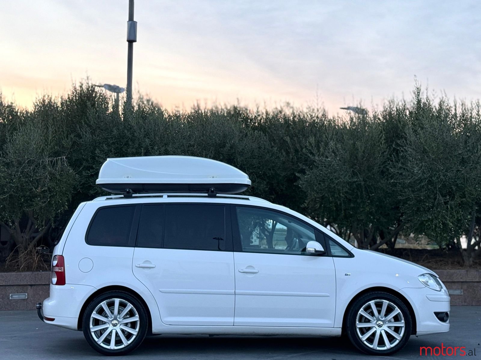 2009' Volkswagen Touran photo #5