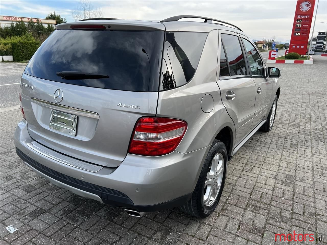 2008' Mercedes-Benz 320 photo #3