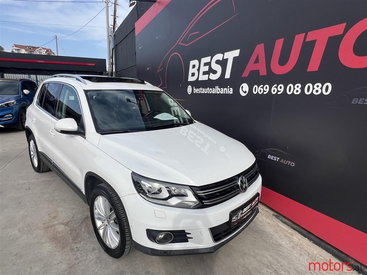 2012' Volkswagen Tiguan photo #6