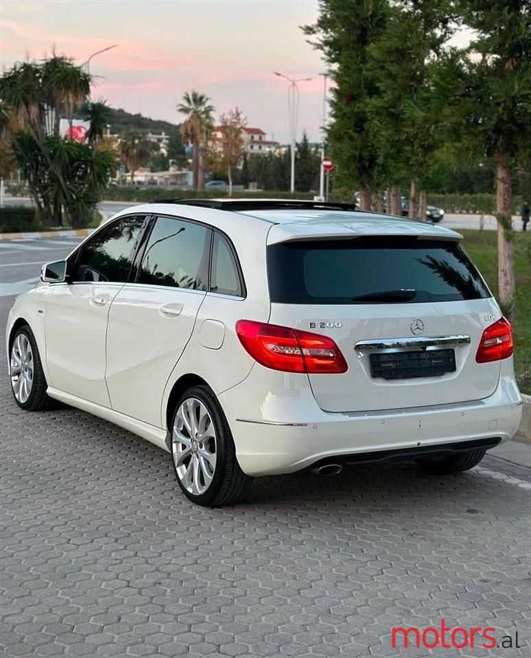 2012' Mercedes-Benz B 220 photo #2