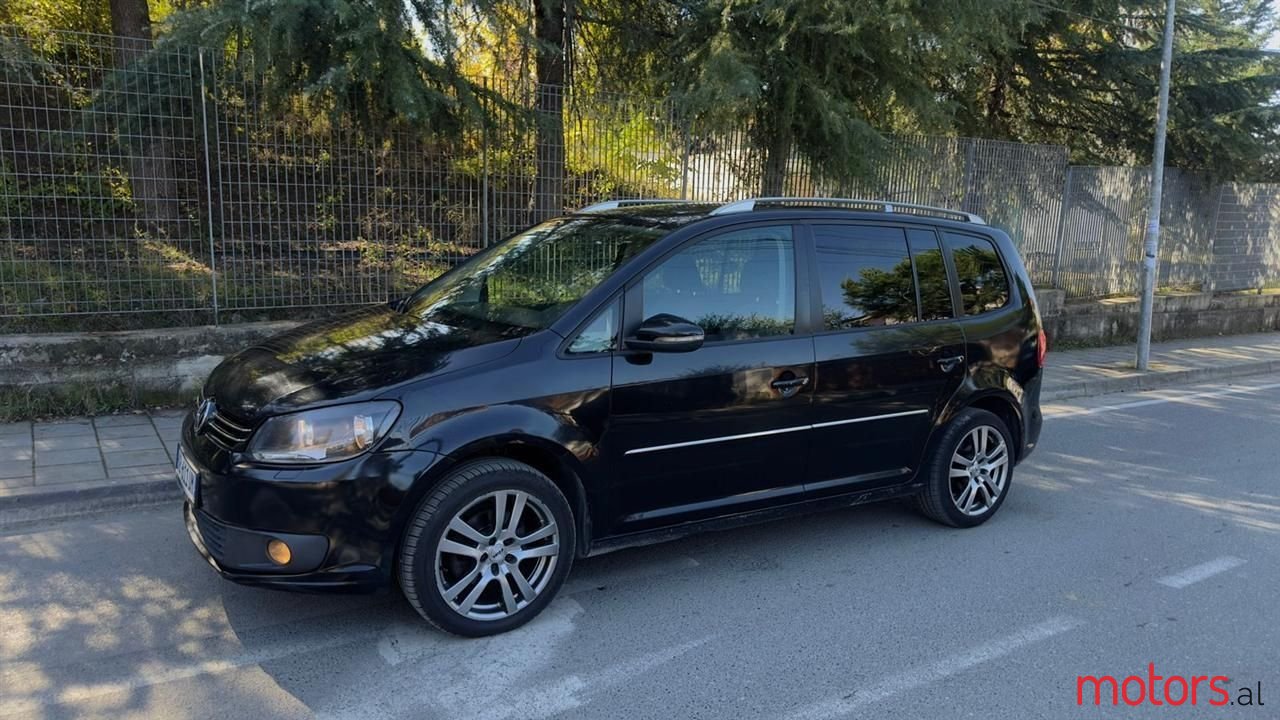 2011' Volkswagen Touran photo #1