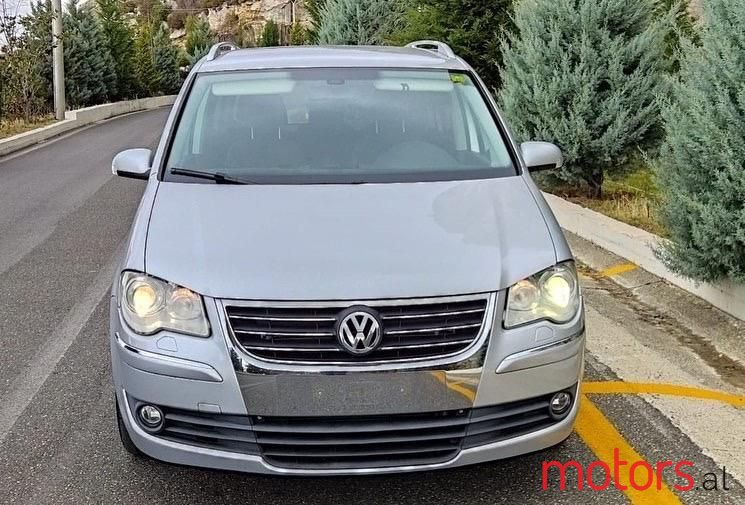 2008' Volkswagen Touran photo #4