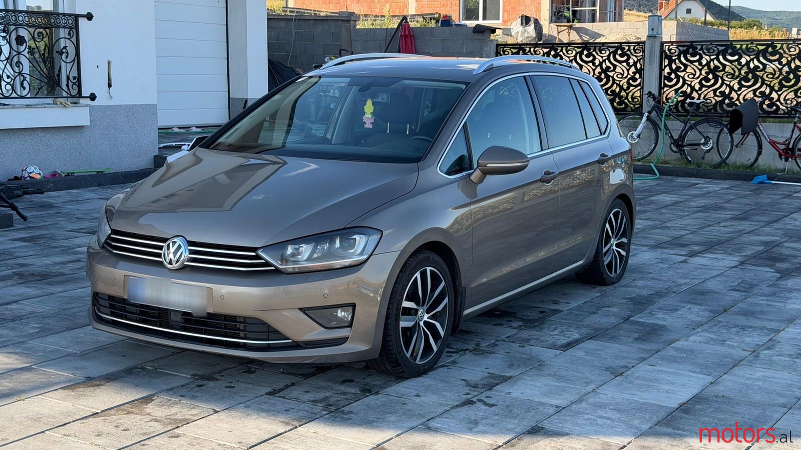 2015' Volkswagen Golf Sportvan photo #1
