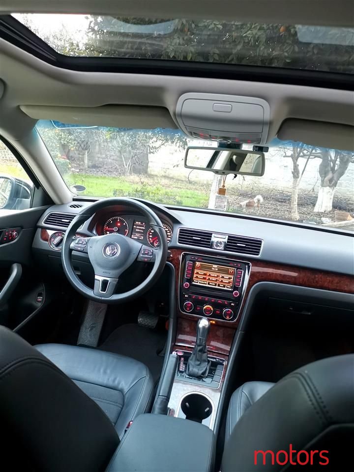 2013' Volkswagen Passat photo #2