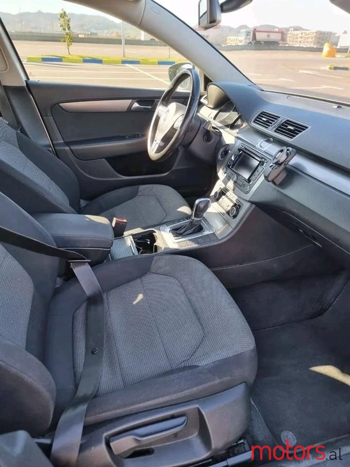 2011' Volkswagen Passat photo #4