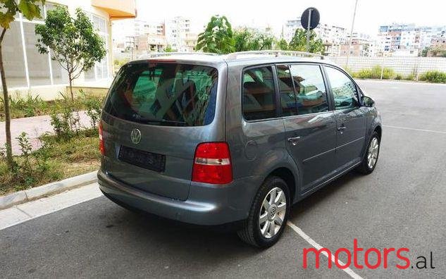 2005' Volkswagen Touran photo #2