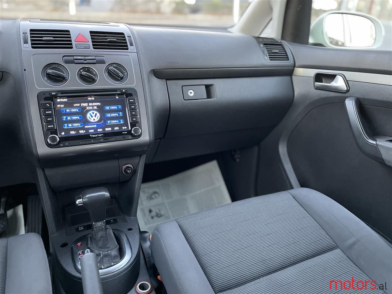 2008' Volkswagen Touran photo #6