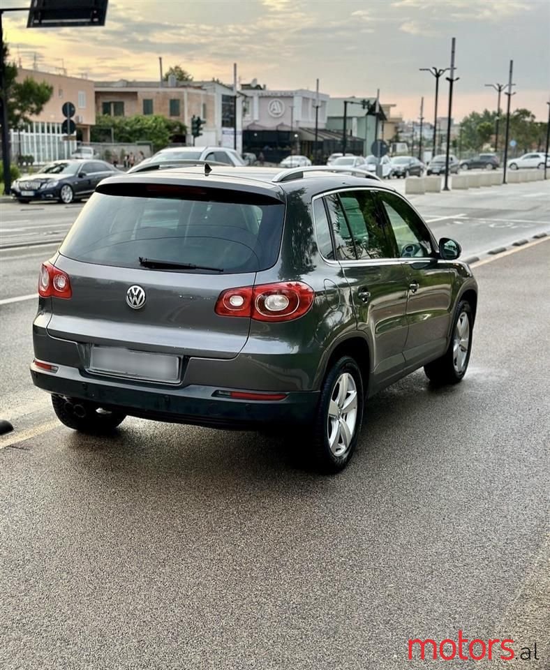 2011' Volkswagen Tiguan photo #6