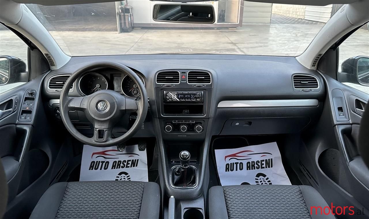 2011' Volkswagen Golf photo #2