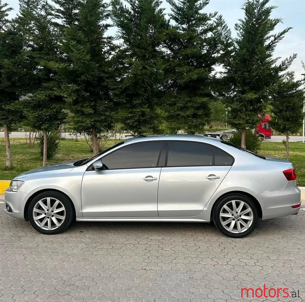 2012' Volkswagen Jetta photo #2