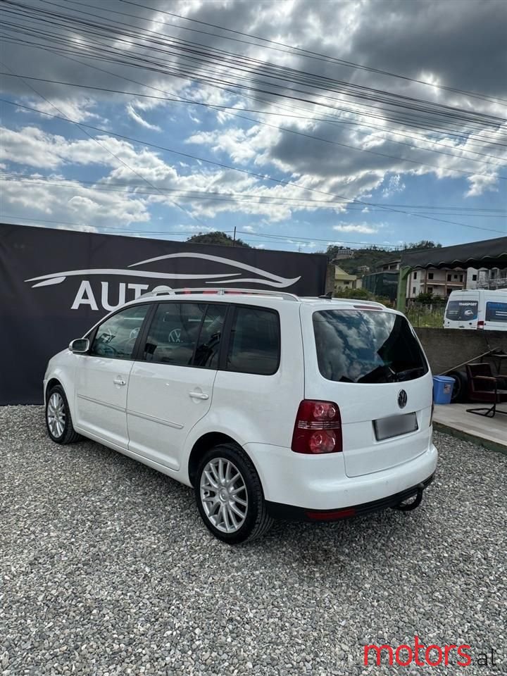 2008' Volkswagen Touran photo #5