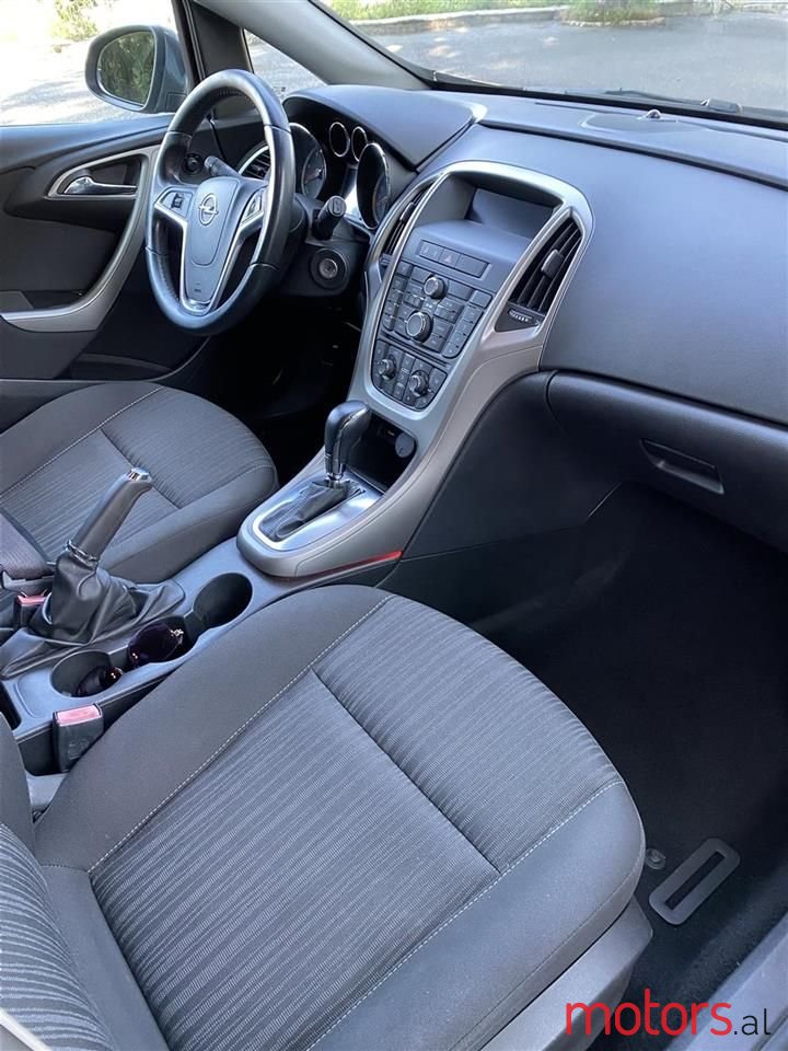 2011' Opel Astra photo #2