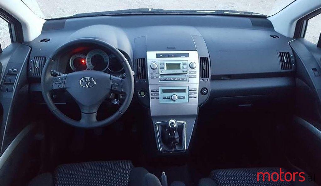 2006' Toyota Corolla Verso photo #1