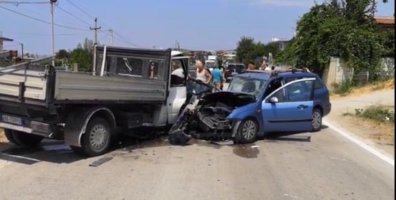 Kamionçina përplas makinën në Divjakë, shoferja në gjendje të rëndë