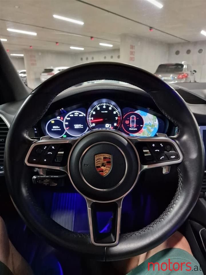 2020' Porsche Cayenne photo #5