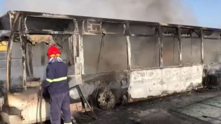 Autobusi përfshihet në flakë, policia e Vlorës jep detaje