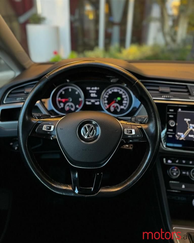 2019' Volkswagen Touran photo #5