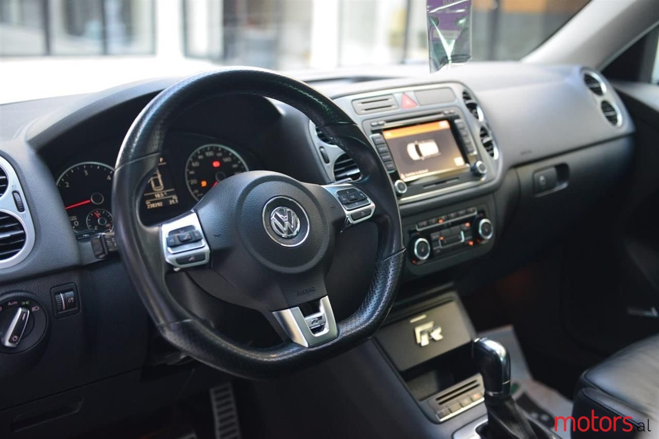 2011' Volkswagen Tiguan photo #3