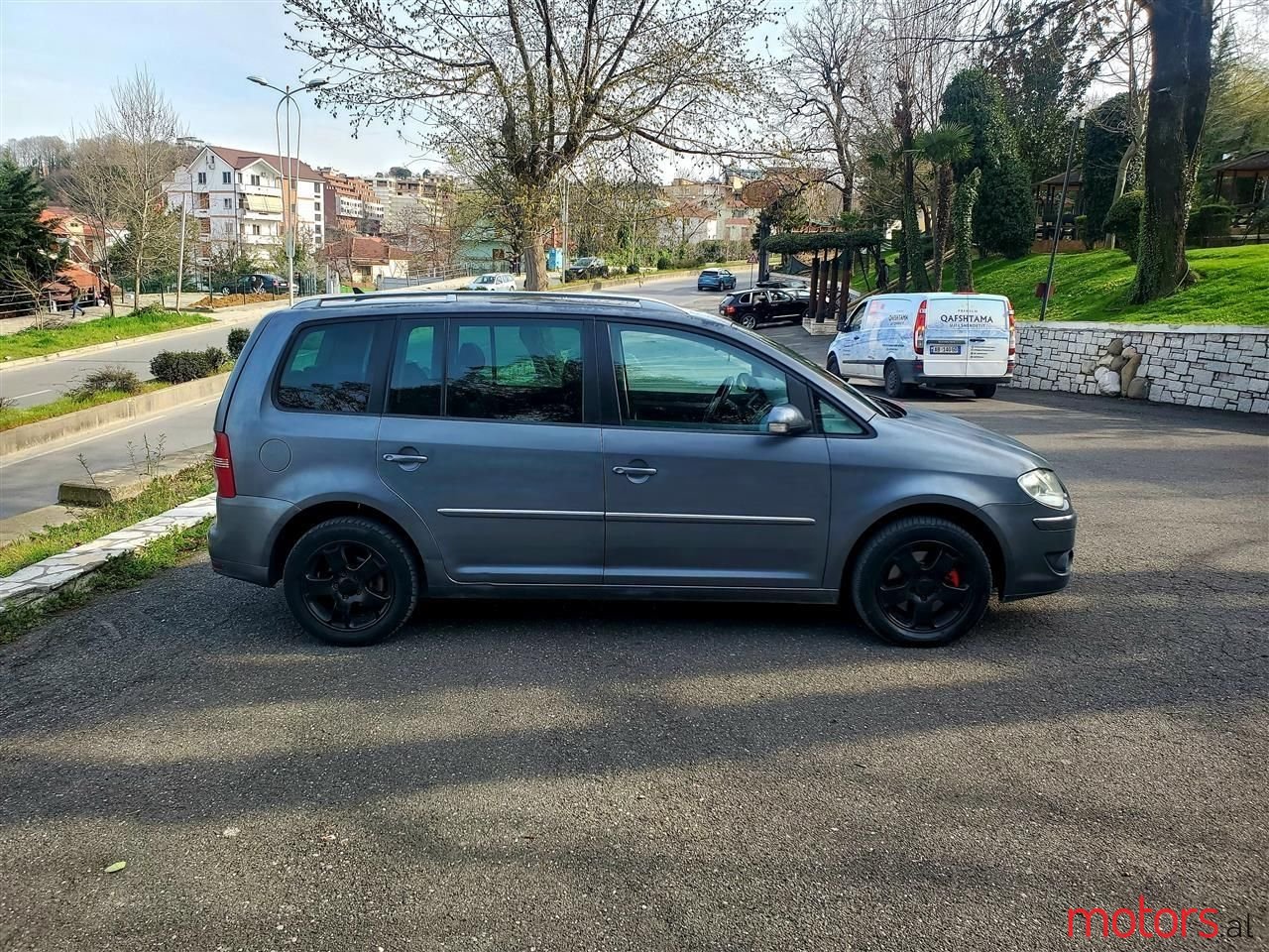 2008' Volkswagen Touran photo #3