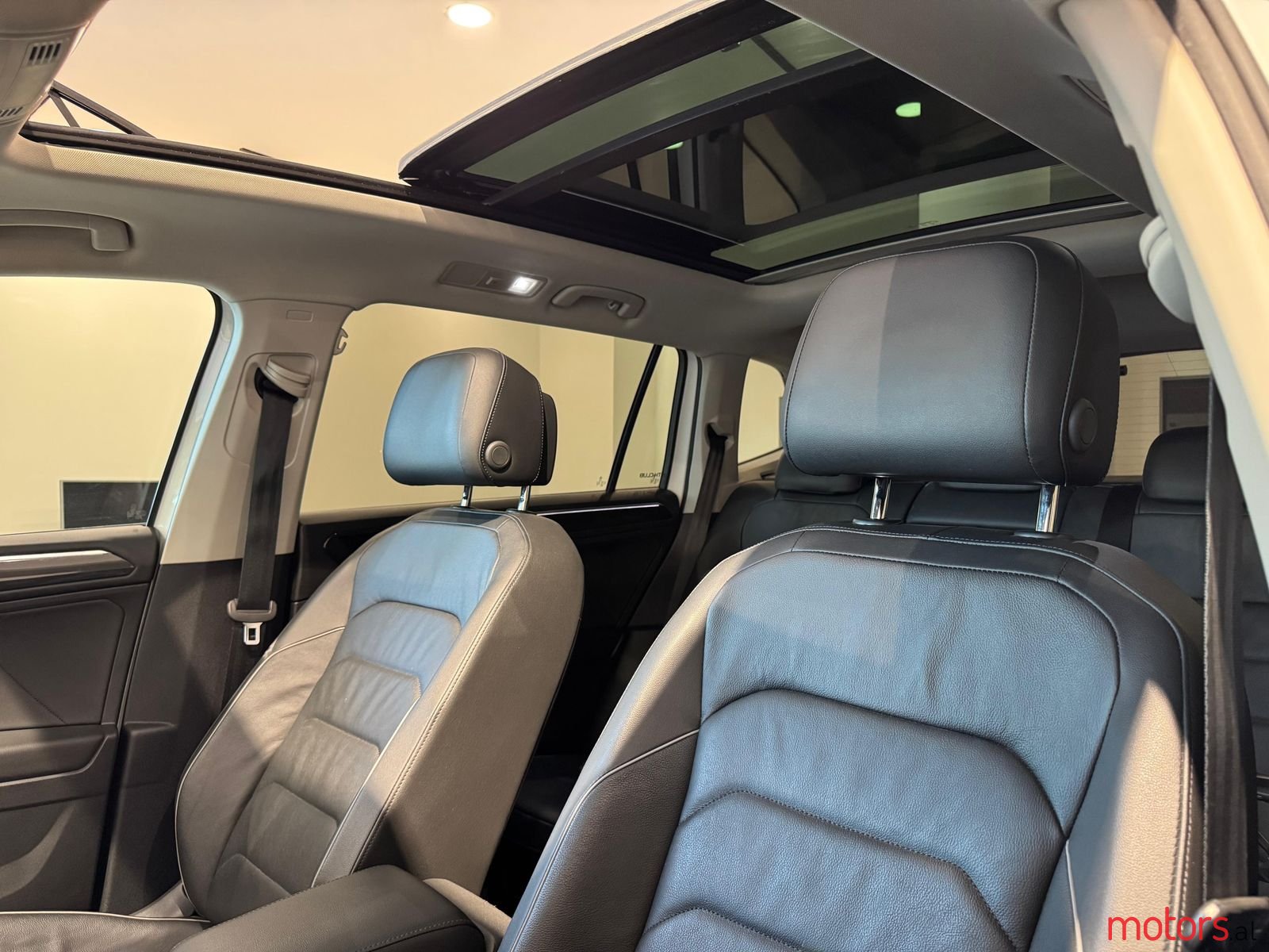 2018' Volkswagen Tiguan photo #2