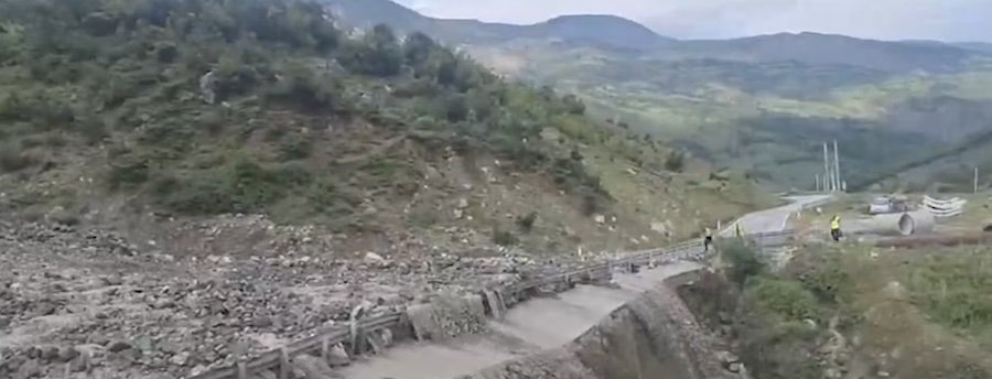 Reshjet e shiut shkaktojnë rrëshqitje dherash në aksin Moglicë–Gramsh, vështirësi në qarkullim
