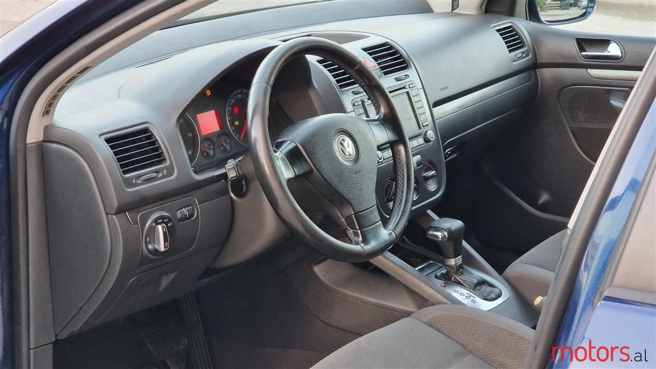 2004' Volkswagen Golf photo #5