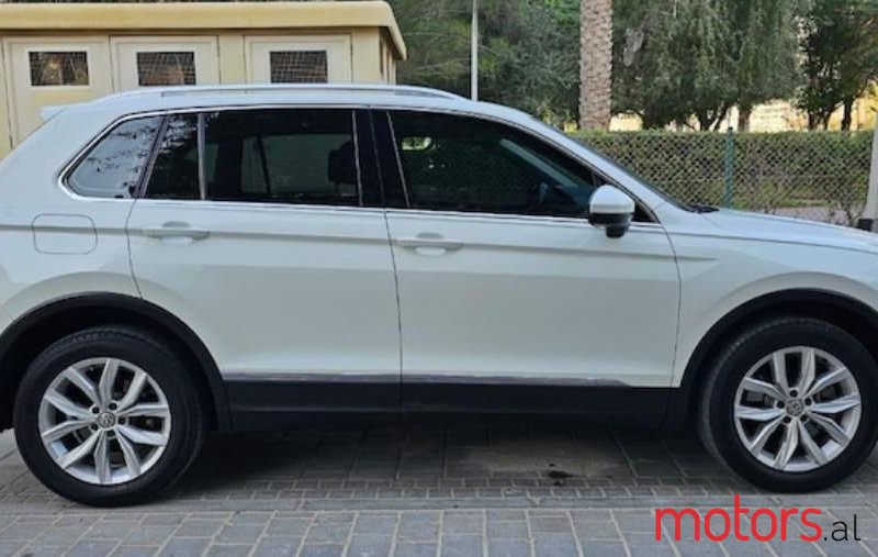 2017' Volkswagen Tiguan photo #4