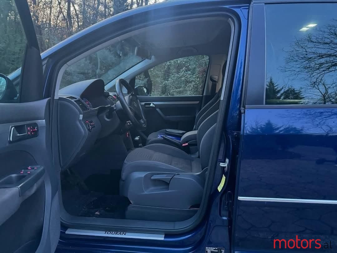 2006' Volkswagen Touran photo #3